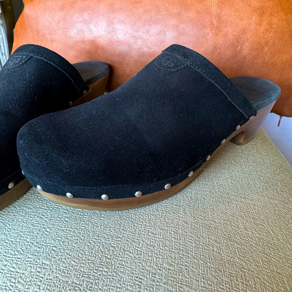 Women's UGGS Black Suede Leather Lined Slip-on Clog size 6